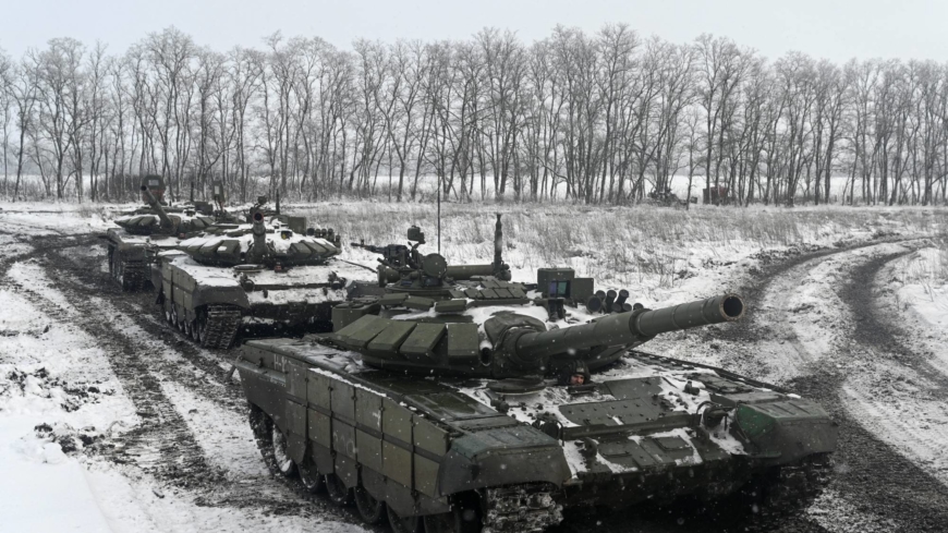 Russian+T-72B3+main+battle+tanks+drive+during+drills+held+by+the+armed+forces+of+the+Southern+Military+District+at+the+Kadamovsky+range+in+the+Rostov+region%2C+Russia+January+27%2C+2022.+REUTERS%2FSergey+Pivovarov